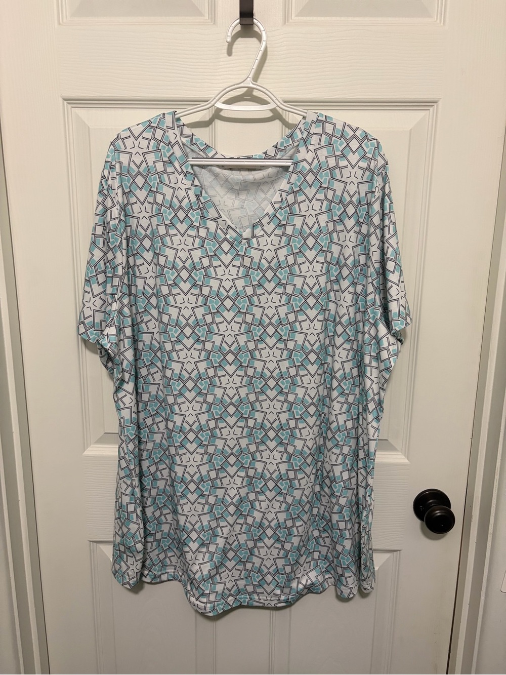 Fantaslook Women's Geometric V-Neck Top in Turquoise and White and Black